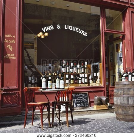 Isle Sur La Sorgue, France-july 21,2019: Wineshop In The Main Shopping Street With Blackboard Announ