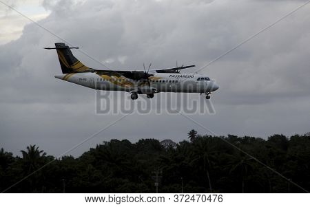 Salvador, Bahia / Brazil - October 12, 2013: Passaredo Linhas Aereas Atr 72-600 Aircraft Is Seen Dur