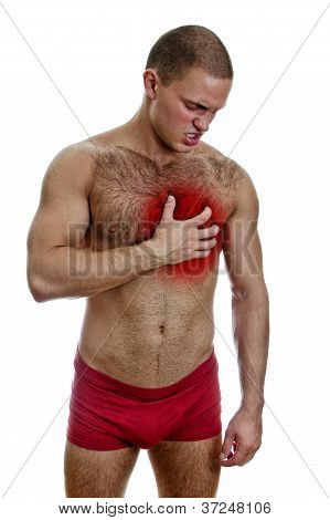 Vista frontal de hombre musculoso con dolor en el pecho. Aislado en blanco.
