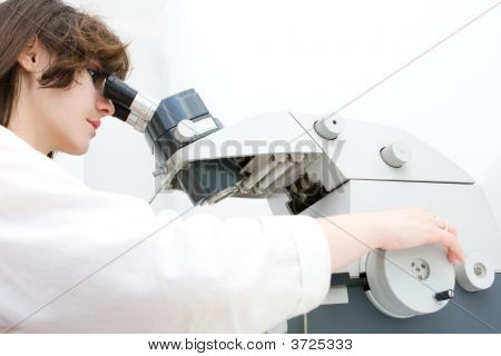 นักวิทยาศาสตร์ที่ทำงานกับ Microtome