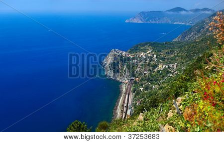 Cinque Terre 국립 공원, 화창한 날에는 산에서 코르 닐 리아 마을 보기. 이탈리아