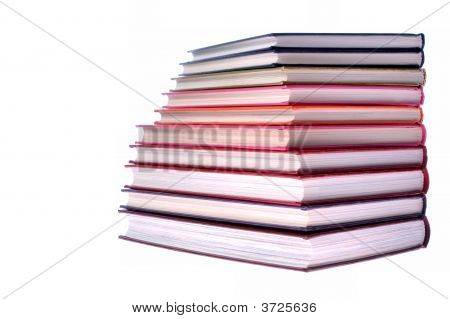 Pila di libri cartonati su sfondo bianco