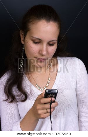 Femelle avec téléphone portable
