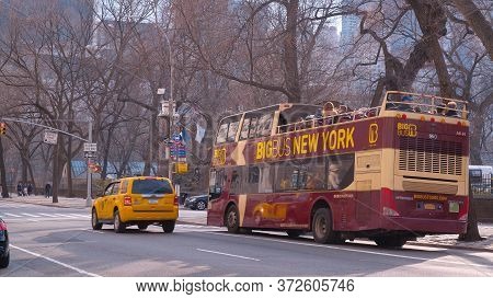 Big Bus New York Seightseeing Tours At Central Park - New York City, United States - April 2, 2017