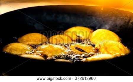 Potato Vada | Allu Bonda | Street Food Is Deep Frying In India..
