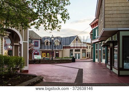 Mackinaw City, Michigan, Usa - May 29, 2020: Empty Outdoor Shopping Mall During The Height Of The Su