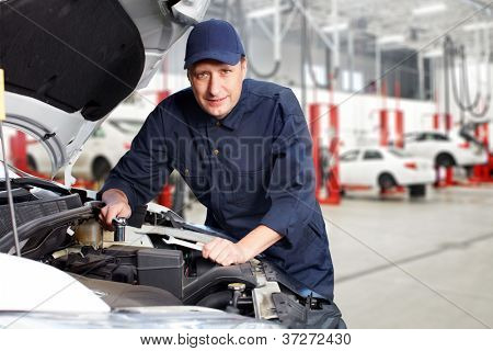 Bil mekaniker arbejder i auto reparationsservice.