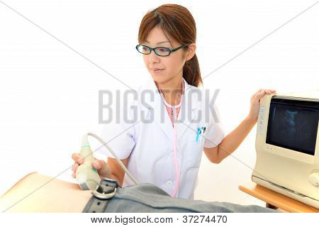 Medico con un esame dello stomaco