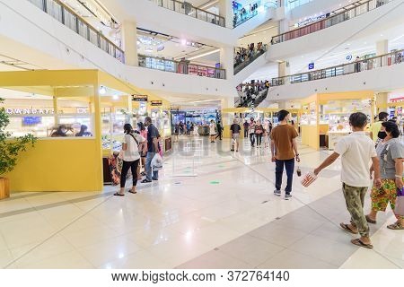 Bangkok , Thailand -  19 June, 2020 : People Shopping At Shopping Mall Seacon Bangkae With Social Di