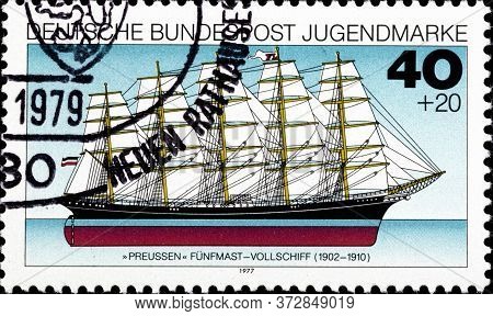 02 10 2020 Divnoe Stavropol Territory Russia The Postage Stamp Germany 1977 Youth Hostel - Ships Pre