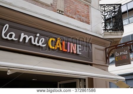 Bordeaux , Aquitaine / France - 02 01 2020 : La Mie Caline Logo Baker Sign Store Bakery Shop La Mie 