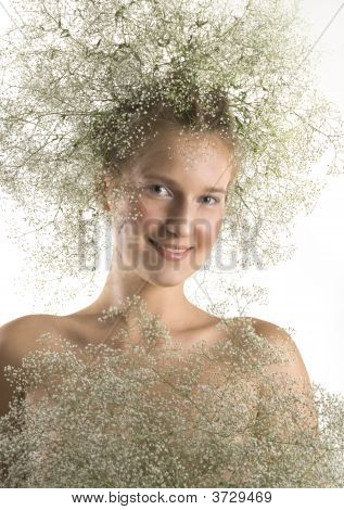 Mladá dívka s věncem
