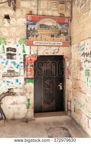 Jerusalem, Israel, June 13, 2020 : Old Buildings On Shaar Shalshelet Street In The Arab Quarter In T