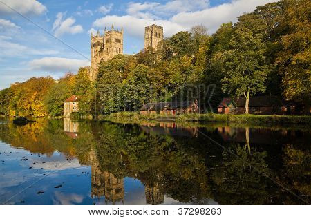 Durhamská katedrála na podzim.