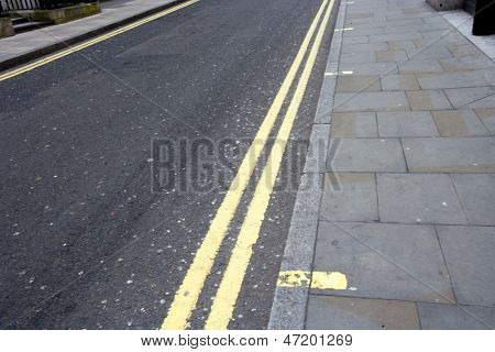 Double yellow line on London street