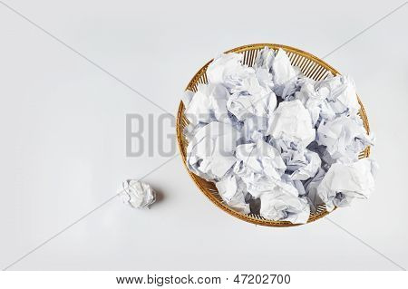 Effetto carta stropicciata In un bidone