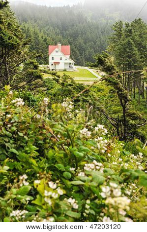 Farol mantém a casa cercada por cerca