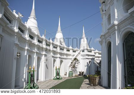 Bangkok, Thailand- 14 Feb, 2023: View Of Grand, Whitewashed Stupa In Wat Prayoon, Bangkok. It Sits O