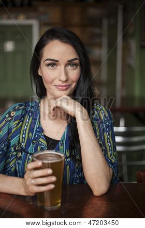 Smuk ung kvinde med meget søde smil og øl