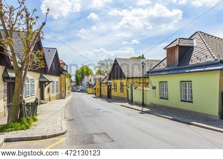 Narrow Street In Village Of Grinzing In Vienna, Austria In Early Morning Light. Grinzing Is A Famous