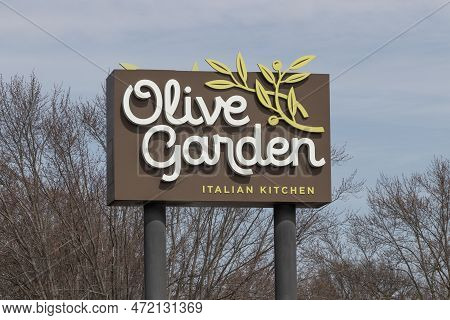 Anderson - Circa March 2023: Olive Garden Italian Restaurant. Olive Garden Is A Division Of Darden R