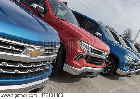 Anderson - Circa March 2023: Chevrolet Silverado 1500 Display. Chevy Offers The Silverado In Wt, Tra