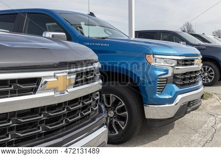 Anderson - Circa March 2023: Chevrolet Silverado 1500 Display. Chevy Offers The Silverado In Wt, Tra