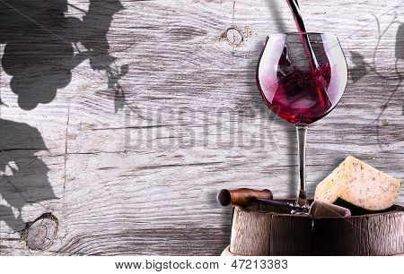 Chease, cavatappi e bicchiere di vino in un barile di legno Vintage
