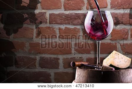 Chease, cavatappi e bicchiere di vino in un barile di legno Vintage