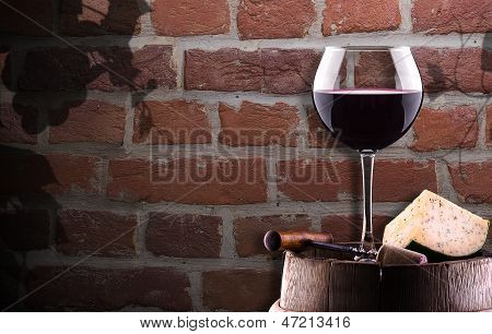 Chease, cavatappi e bicchiere di vino in un barile di legno Vintage