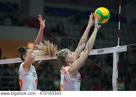Istanbul, Turkiye - January 18, 2023: Elif Sahin And Laura Heyrman In Action During Eczacibasi Dynav