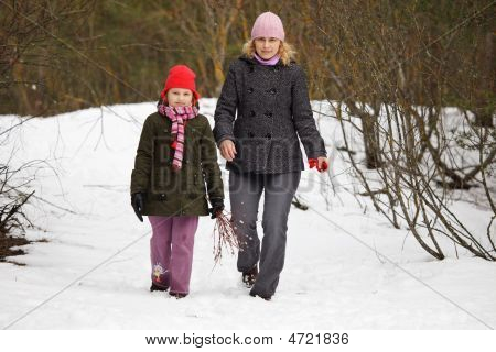 Madre e figlia a piedi nella foresta