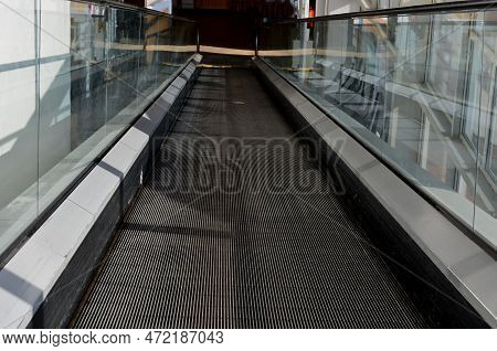 Rising Travelator Provides Easy And Safe Access In Places With Demanding Need For Movement Of People