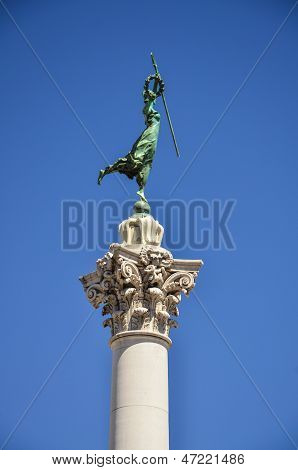 Dea della vittoria statua in cima al monumento di Dewey a Union Square di San Francisco