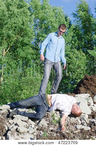 Gerningsmanden slipper af liget, kaster ud fra en klippe