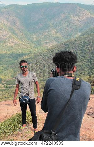 Kodaikanal, Tamilnadu, India - 13th May 2018: Taking Portrait Photo With Beautiful Nature And Mounta