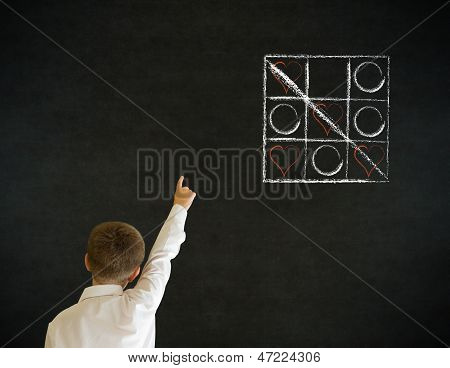 Mão resposta homem de negócios de menino com giz Tic Tac Toe amor dia dos namorados