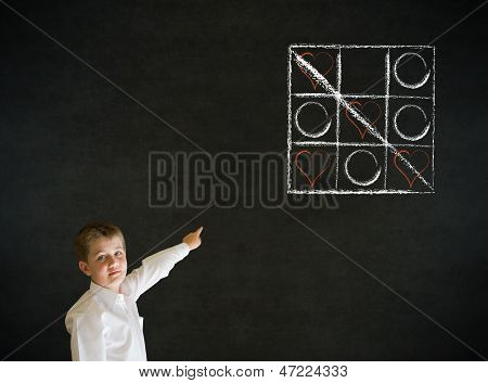Apontando o homem de negócios de menino com giz Tic Tac Toe amor dia dos namorados