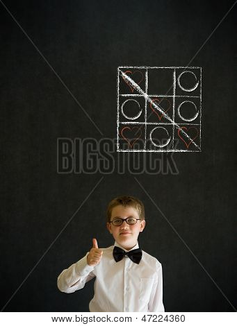 Polegares para cima homem de negócios de menino com giz Tic Tac Toe amor dia dos namorados