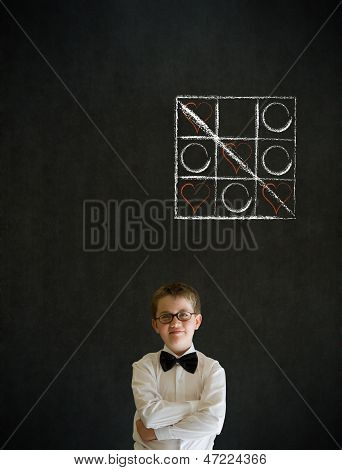 Pensamento homem de negócios de menino com giz Tic Tac Toe amor dia dos namorados