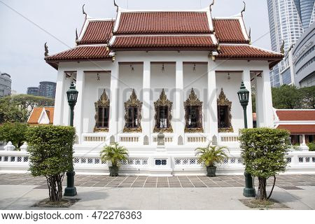 Bangkok, Thailand- 17 Feb, 2023: Wat Pathum Wanaram Temple Is Located Between The Two Shopping Malls