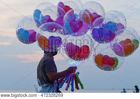 Chonburi/  Thailand : October 19, 2022 : Photo Of A Mercant Selling Fantasy Balloon In The Evening A