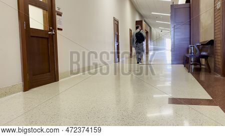 Augusta, Ga Usa - 01 26 23: Richmond County Courthouse Lawyer In Hallway