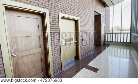 Augusta, Ga Usa - 01 26 23: Richmond County Courthouse Wooden Door And Exit Door