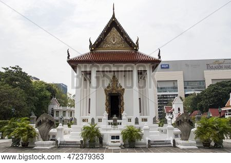 Bangkok, Thailand- 17 Feb, 2023: Wat Pathum Wanaram Temple Is Located Between The Two Shopping Malls