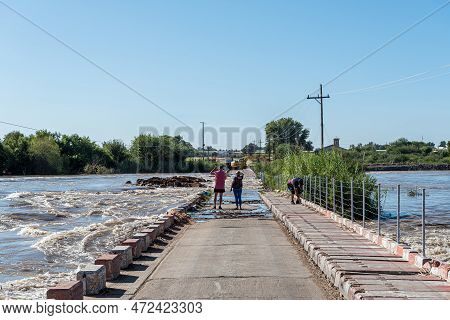 Kanoneiland, South Africa - Feb 25, 2023: The Eendrag Bridge Over The Flooded Orange River At Konone