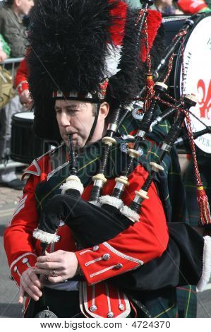 Irishmens i dem Kilst er spiller på sækkepibe under St. Patrick's Day Parade afholdt 16 marts, 20