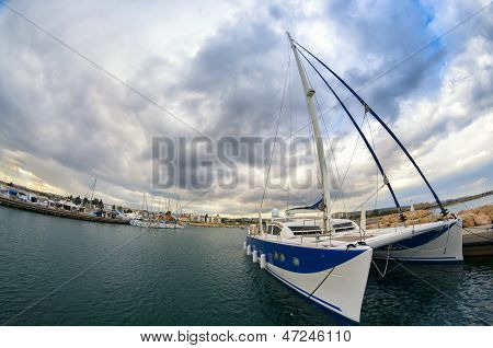 Grande catamarã ancorado