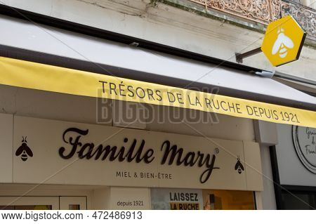 Bordeaux , Aquitaine  France - 03 05 2023 : Famille Mary Logo Text Store And Brand Bee Sign On Entra