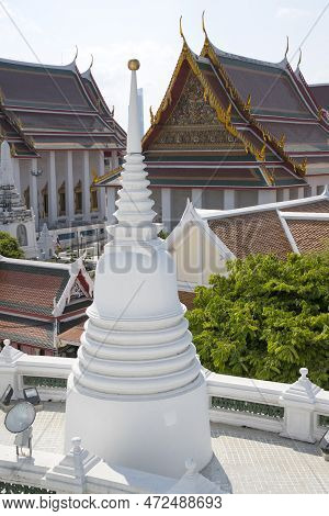 Bangkok, Thailand- 14 Feb, 2023: View Of Grand, Whitewashed Stupa In Wat Prayoon, Bangkok. It Sits O
